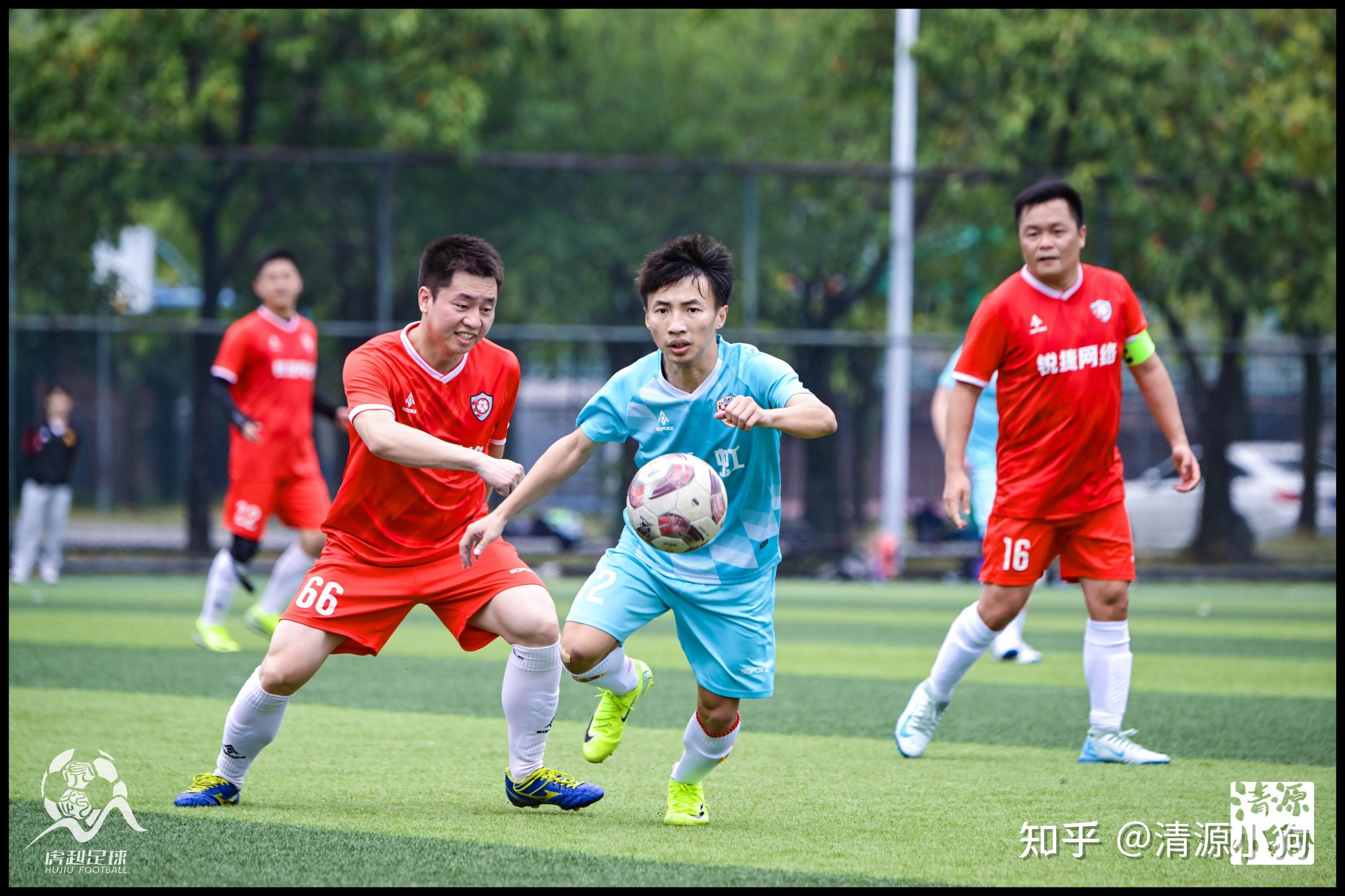 od体育官网-足球战事热度攀升，球员实力擂台搏命迎战(篮球原地双手运球教案)