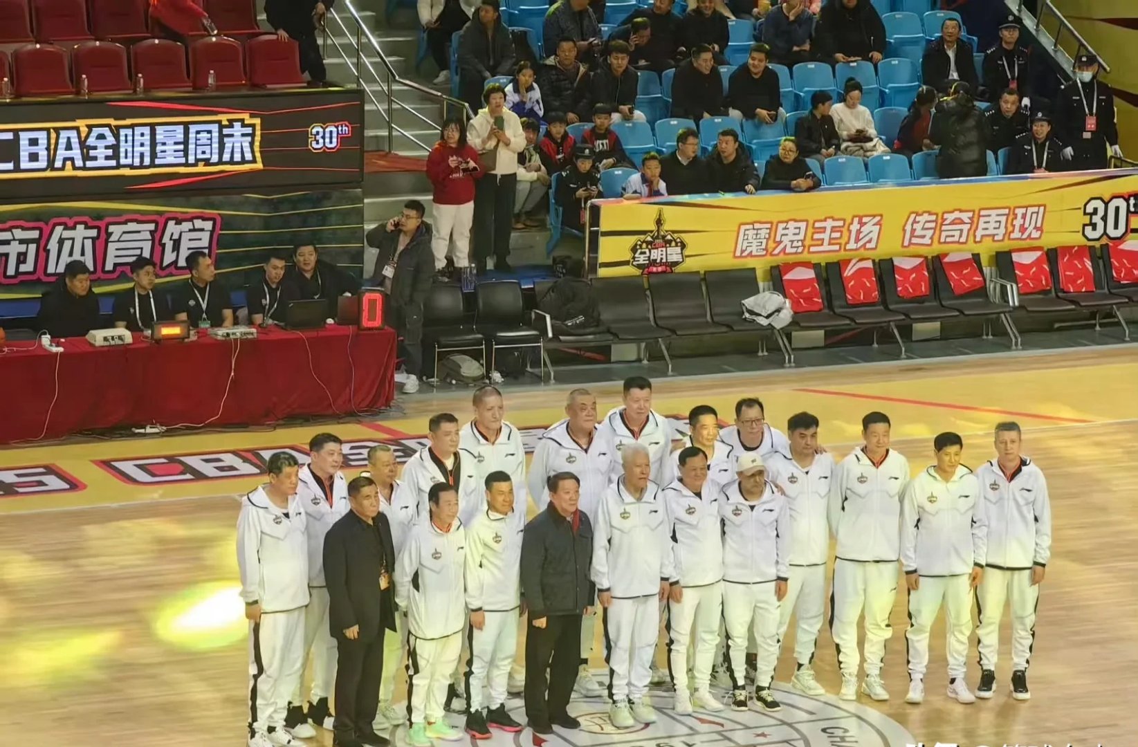 od体育馆-传奇巨星助威现场，球队士气高涨备战战役的简单介绍