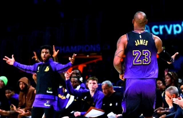 od体育娱乐-包含湖人控卫连砍+带领球队逆转开拓者助球队迎来胜利的词条