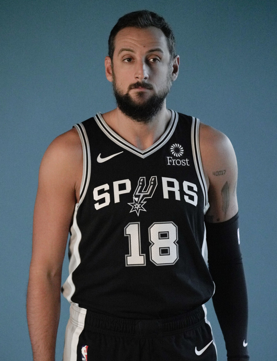 od体育地址-意甲球队老将宣布退役,球迷为其送别