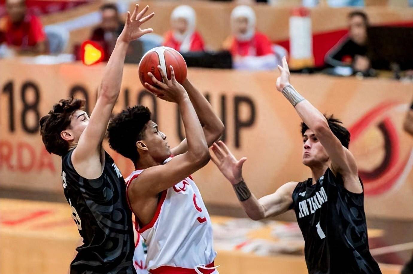 包含云南男篮战绩不佳，需提升战术素养，冲刺季后赛的词条