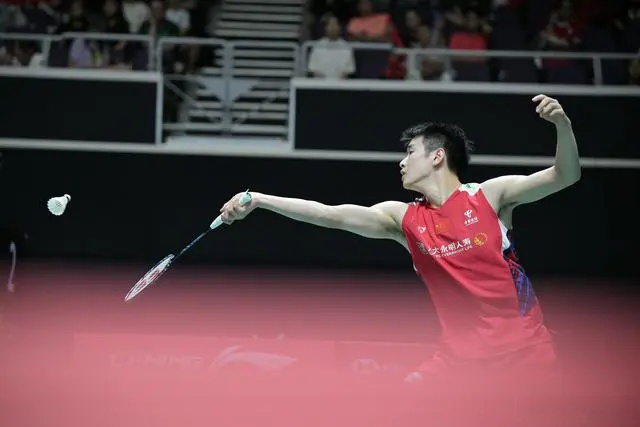 新加坡击剑选手精湛技法引人注目